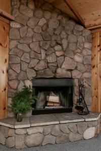 大熊湖2403 - Oak Knoll #4 cabin的石墙房屋内的石头壁炉