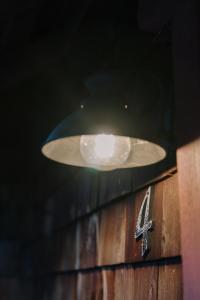 大熊湖2403 - Oak Knoll #4 cabin的挂在木墙上的灯