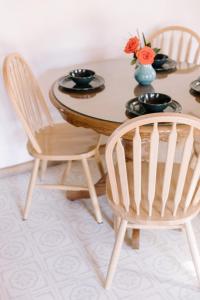 大熊湖2408 - Oak Knoll ADA Studio #10 cabin的餐桌、两把椅子和花瓶