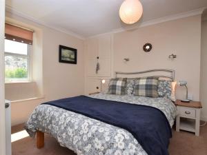 布里克瑟姆1 bed in Brixham BX046的一间卧室设有一张大床和一个窗户。