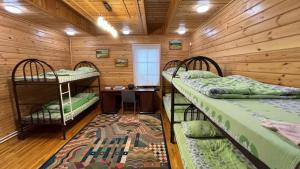 Hostel SHYMBULAK客房内的一张或多张双层床