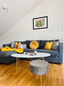 格拉茨APSTAY Serviced Apartments - Self Check-in的客厅配有蓝色的沙发和桌子