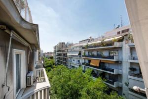 雅典GLAMOROUS APARTMENT IN KOLONAKI CENTER的阳台享有公寓大楼的景致。