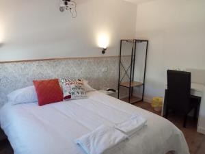 孔苏埃格拉SG ROOMS的一间卧室配有一张带白色床单和一盏灯的床。