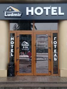 弗拉基米尔-沃伦斯基Volyn HOTEL LUDMIR的大楼前的酒店标志