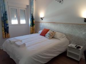 孔苏埃格拉SG ROOMS的卧室配有一张带两个枕头的大白色床