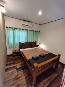 南府Baan Mai Muang Nan的一间卧室配有一张床,上面有两条毛巾