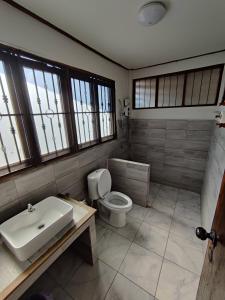 南府Baan Mai Muang Nan的一间带卫生间、水槽和窗户的浴室