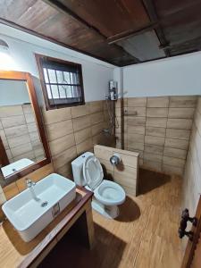 南府Baan Mai Muang Nan的一间带水槽、卫生间和镜子的浴室