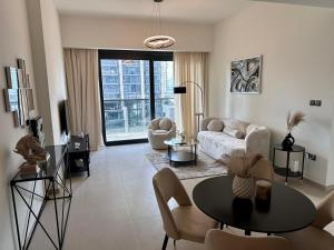 迪拜Burj Khalifa view - Modern 1BDR apartment的客厅配有沙发和桌子