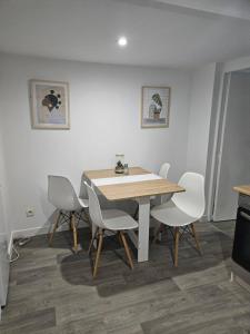 奥尔良Appartement rénové proche gares d'Orléans et Fleury les aubrais的一间带桌子和白色椅子的用餐室