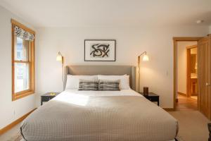 特柳赖德Sugarloaf by AvantStay Telluride Home In Great Location Near the Slopes的卧室配有一张带两个枕头的大白色床