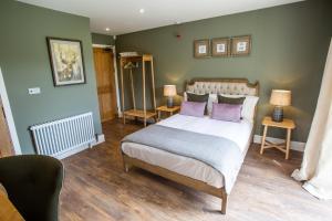 Upper ArleyThe Grange的一间卧室配有一张带紫色枕头的床