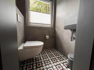 维林根Haus Bergquell App 7的一间带卫生间和窗户的浴室
