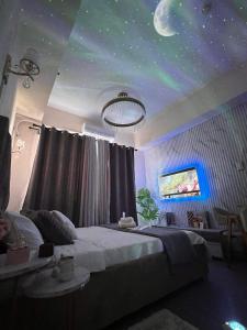 马尼拉Grace Residences Elevate Escapes的一间卧室设有一张大床,天花板上拥有星星。