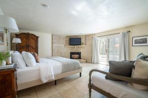 温莎Estrella by AvantStay Secluded Spanish-Style Estate on 7 Acres of Vineyards的一间卧室配有一张床和一个壁炉