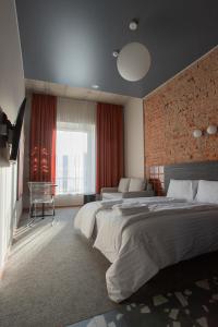 考纳斯Resume apartments的一间卧室设有两张床和砖墙