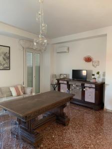 锡拉库扎Appartamenti di Casa VerbaVolant的客厅配有桌子和沙发