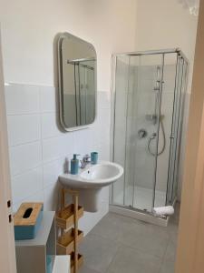 锡拉库扎Appartamenti di Casa VerbaVolant的一间带水槽和玻璃淋浴的浴室