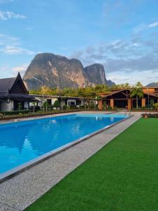 Ban Khao ThongPARADIS VERT的一座山地风格的度假游泳池