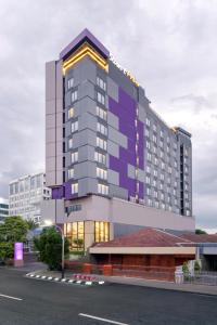 三宝垄Quest Hotel Prime Pemuda - Semarang的 ⁇ 染街道的高楼