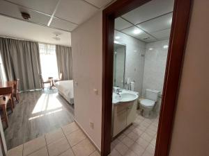 贝鲁特El Sheikh Suites Hotel的一间带水槽和卫生间的浴室以及一张床