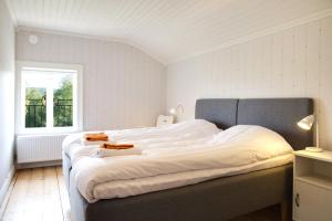 HjältaB&B Bjärtrå的卧室配有一张大白色床和窗户