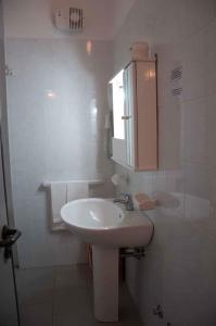 贝瓦尼亚圣彼得Hotel Villaggio Aurora的白色的浴室设有水槽和橱柜