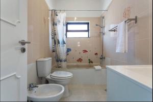 法鲁Aerya private rooms的浴室配有卫生间、浴缸和水槽。