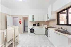 法鲁Aerya private rooms的白色的厨房配有水槽和洗碗机