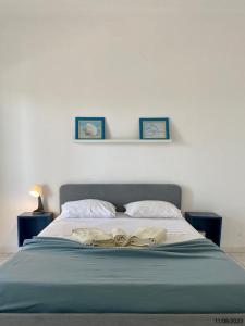 法鲁BLife Aerya private rooms的一张带蓝色毯子和两个枕头的床