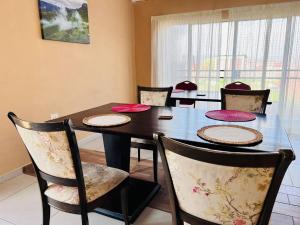 马塞卢Mphatlalatsane BnB的用餐室配有桌椅和桌子