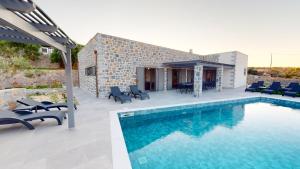 AnópolisMarina Luxury Villa Cretevasion的一个带游泳池和庭院的别墅