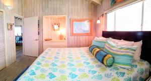 Staniel CaySea Smile的一间卧室配有一张带色彩缤纷枕头的大床