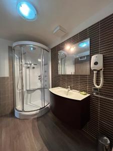 蓬泰迪莱尼奥乔利度假酒店及Spa的带淋浴和盥洗盆的大浴室