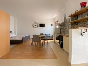 诺维格勒伊斯特拉Apartment Tomas的厨房以及带桌椅的起居室。