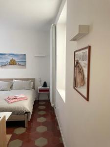 洛韦雷Santa Vincenza - Suite Indipendente的一间卧室配有一张床和一张带镜子的桌子