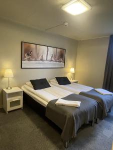 奥胡斯比里根埃阿胡斯酒店的两张位于酒店客房的床,配有两条毛巾