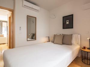 波尔图InSitu Trindade by Guestify的白色的卧室配有白色的床和镜子