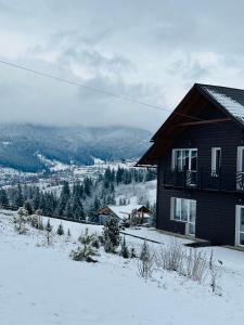 沃罗赫塔Мелодія Гір的雪覆盖的山顶上的房子