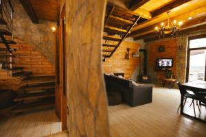 KolonshchinaРанчо, Дом для релакса в окружении леса и озёр的客厅配有沙发和桌子