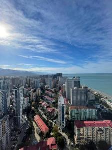 巴统Orbi Сity Sunny Apartments high floor的城市的空中景观,建筑和海洋