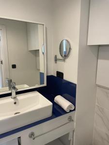 巴统Orbi Сity Sunny Apartments high floor的浴室设有白色水槽和镜子