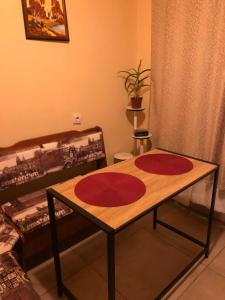 克拉斯拉瓦kvartira的一张桌子,上面有两张红色的垫子