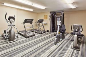 北奥姆斯特德Sonesta Simply Suites Cleveland North Olmsted Airport的健身室配有跑步机和健身自行车