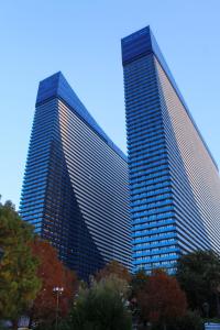 巴统Orbi City- Premium Class的两座高耸的摩天大楼前面有树