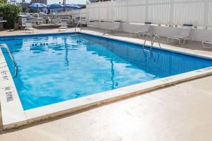 丹维尔丹维尔戴斯酒店&会议中心的蓝色海水大型游泳池