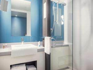 丰特奈苏布瓦巴黎巴尔德特奈美居酒店的一间带水槽和淋浴的浴室