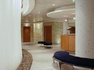 比亚里茨索菲特币艾日兹米拉玛尔塔拉斯酒店的大堂设有两把椅子和候机室