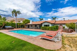 棕榈泉Catalina by AvantStay Fully Remodeled Palm Springs Haven Pool Permit3432的一个带躺椅的游泳池以及一座房子